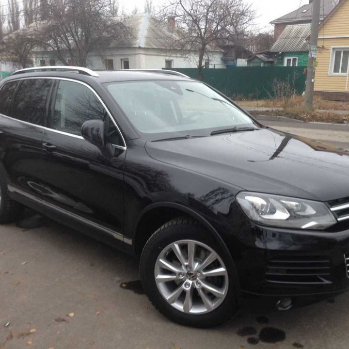 Черный Volkswagen Touareg 2014